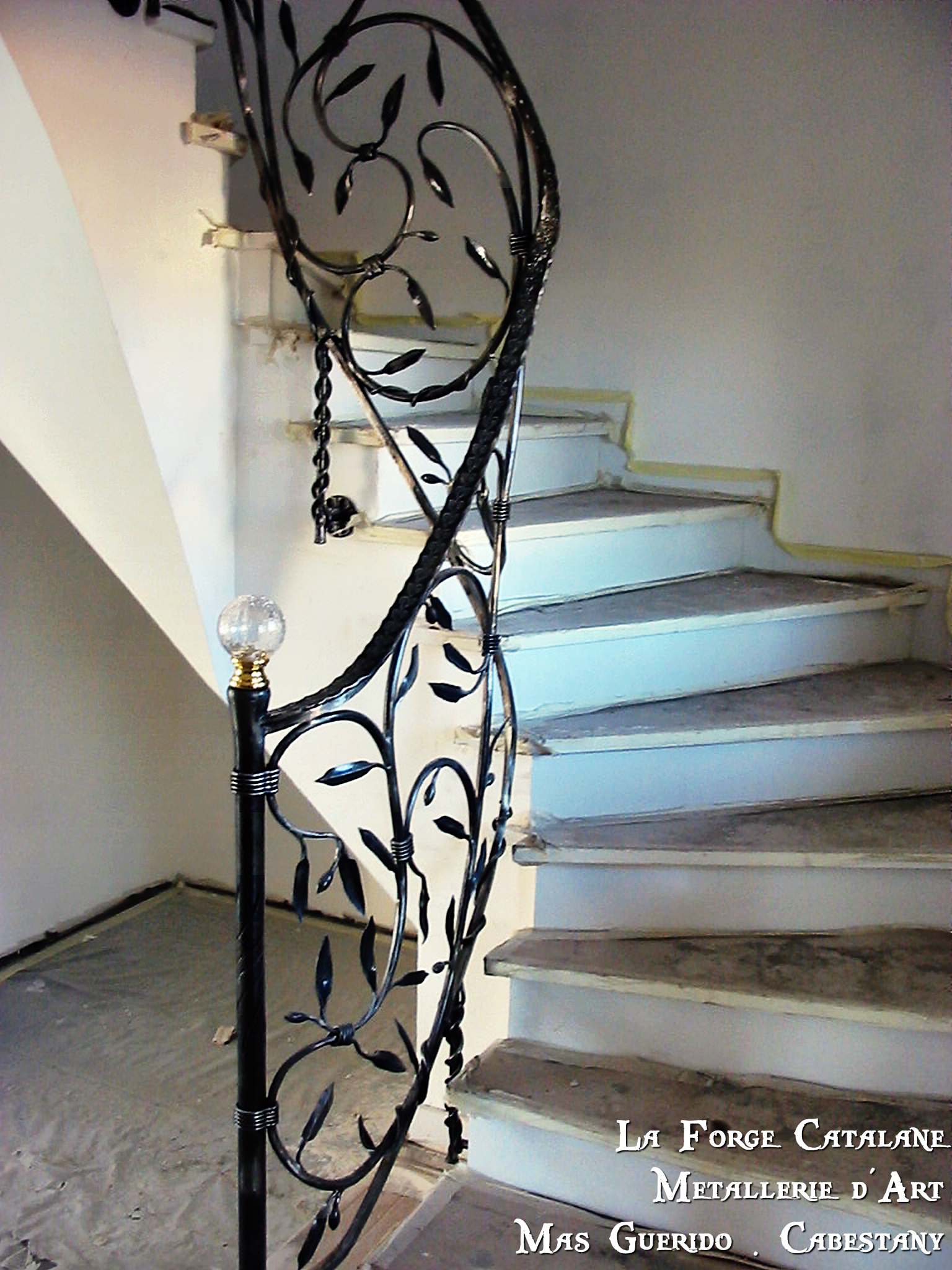 poteau avec boule en verre remplissage vegetal feuilles forge catalane.jpg